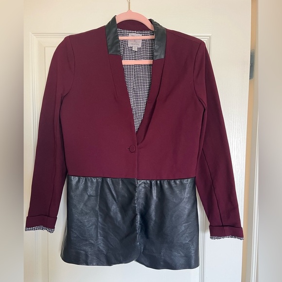 Burgundy Tristan blazer with faux leather detail and charming interior lining - Picture 5 of 7